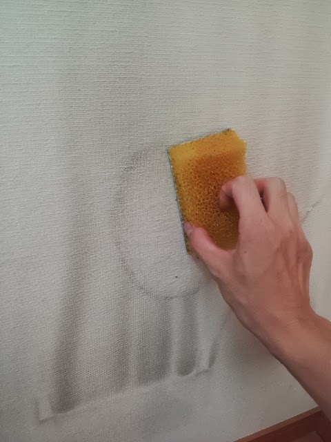 壁に液を付けて磨く 0 0円で出来る 煙草のヤニの落とし方 壁紙 カーテン Naver まとめ