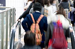 人込みや混雑場所へお出かけの際にマスクをご活用ください