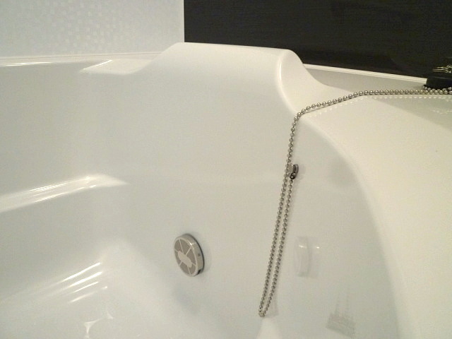 ■バスタブ(浴槽)は一度傷が付くと汚れや入浴剤色素が入りやすくなります。コーティングで未然に防ぎましょう（底面は施工しないで下さい。滑って危険です）