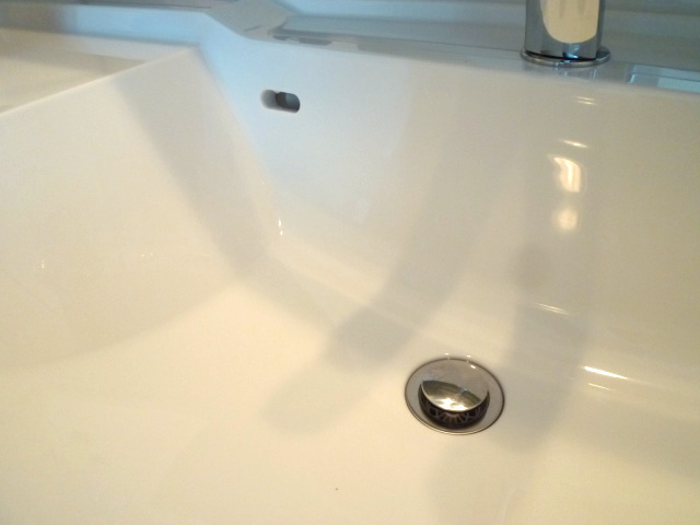 ■トイレの手洗受け・手洗器に。水垢の付きやすいボウル部分や水栓金具周りは念入りにコーティング。人工大理石製、衛生陶器製にもお使いいただけます。