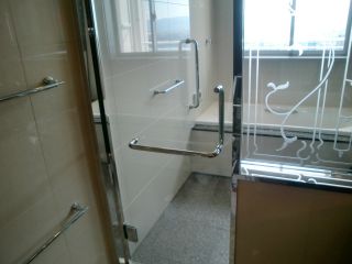 お掃除箇所例：ガラスやステンレス製の浴室ドアやドア枠、玄関土間の石材床