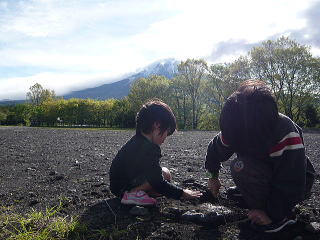向こうには、富士山。