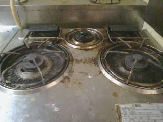 7. 金属製のガスレンジ台や受け皿、鍋を置く五徳なども、コゲまじりで汚れています。このような汚れにも効果的です。