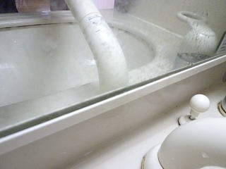 6. 洗面化粧台のミラーは、特に水滴跡がハネて残りやすいですね。ミラーをはめこんでいるプラスチック部分の水垢にもジェルが有効です。