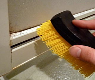 ※お風呂の扉(ドア)下部は、通気口にもなっていることが多いですね。常時換気（24時間換気）などを回されているお家は、この部分の空気流動が激しいので、少しの水分や汚れでも乾燥してすぐに固着しがちです。硬い水垢や頑固なカビになる前に軽い「ブラッシング」がお勧めです。