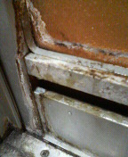 ドアの表面に水垢やカビは発生していませんか？ここまで来ると、液体洗剤だけでは落とせなくなります。