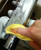 水で湿らせ固く絞ったタオルで拭いてみます。洗剤は一切不使用