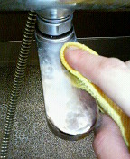 水で湿らせ固く絞ったタオルで拭いてみます。洗剤は一切不使用