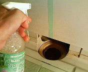 【浴槽側面１】皮脂や石鹸カスが堆積しやすいバスタブの側面。中程度の汚れならスポンジを使います。