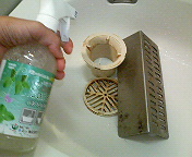 【浴室小物１】特に不衛生になりがちな排水口周りの部材。カビやぬめり(雑菌)、皮脂汚れで触るのも抵抗がありますね。