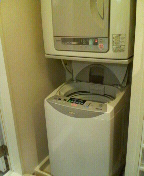 洗濯機の上に乾燥機がある場合は作業不可能となります。