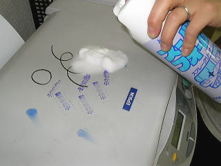 スーパーフォームは泡状の洗剤。泡が汚れを包み込み、じわじわと浮かせます