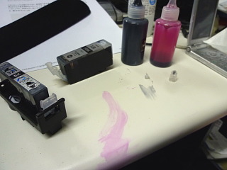 インクの詰め替え時などにありがち？な光景。中性洗剤では落ちずに伸びてしまいました。
