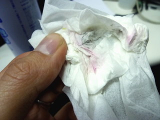 タオルやティッシュで拭けば、スポンジでこする 作業もいらずに綺麗に元通り。インク以外の皮脂汚れや使用感のある汚さも回復しました！