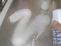 汚れが強い場合は先にメラミンスポンジ(付属品)で洗浄、乾かせてからステングロスを良く振ってスプレー。」最後は綺麗なタオルで塗り伸ばし、拭き取ります