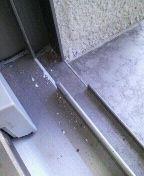 ベランダへ出る掃き出し窓のサッシの溝には砂埃がいっぱい。