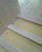 和室の敷居滑り部分。端っこにはコンクリートやモルタルの砂利が。
