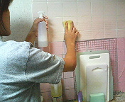 【壁のタイル】の掃除も勿論ＯＫ。合成洗剤と違い、口に入れるものが周囲にあってもスプレー可能なので片付けに手間をとりません。