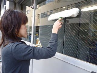 排気ガスやヤニ、指紋・皮脂やよだれなど、窓ガラスは汚れやすい場所です。気分もすっきりさせるため、プロご用達の道具で効率良く・楽しく窓掃除しましょう！