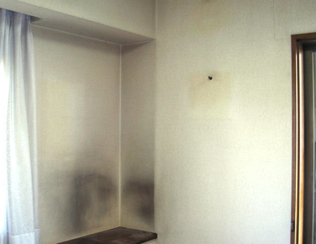 喫煙されない方のお家でも知らずに汚れる壁クロス。壁紙の黒ずみは、排気ガスやスス・油煙、