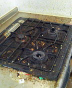 料理カスなどの異物は事前に掃除機などで除去しておきましょう。ガスコンロのプレート部分や鍋乗せ台、プレート周囲のキッチン天板の油汚れも。
