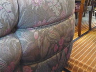 写真右）日射による布ソファーの素材劣化・退色。上記明るい部分が色あせ被害部分。もともとは下部の濃い色